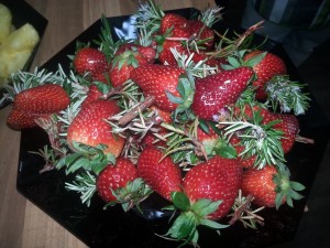 gegrillte Erdbeeren mit Rosmarin    