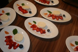 Salat von Erdbeeren mit Panna Cotta       